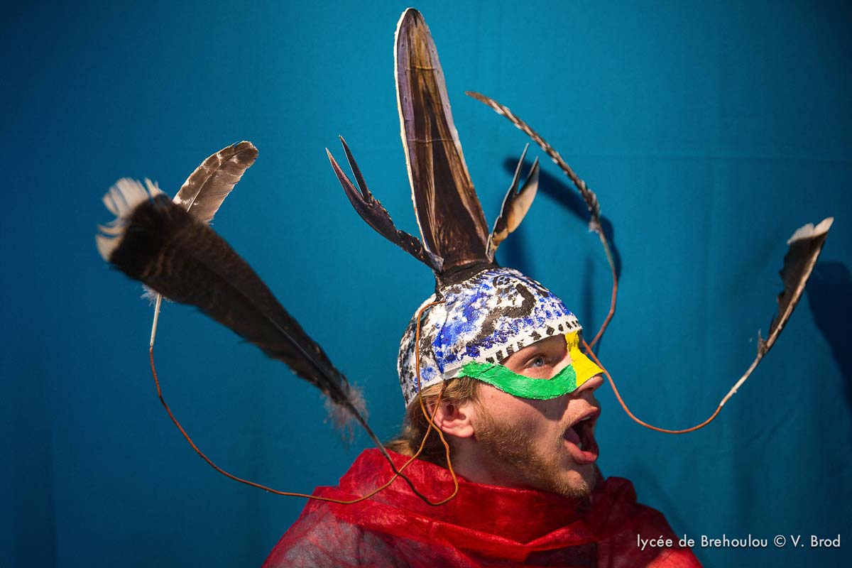 Jeune se prêtant au jeu du portrait avec un animal totem : un moyen de rendre visible l'invisible... - Illustration L’ouverture à la culture libère l’Être