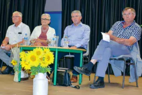 De gauche à droite : Jean Salmon (Chambres d’agriculture), Françoise Gatel (sénatrice), Olivier Clanchin (Triballat-Noyal) et Gilles Guillomon (agriculteur).