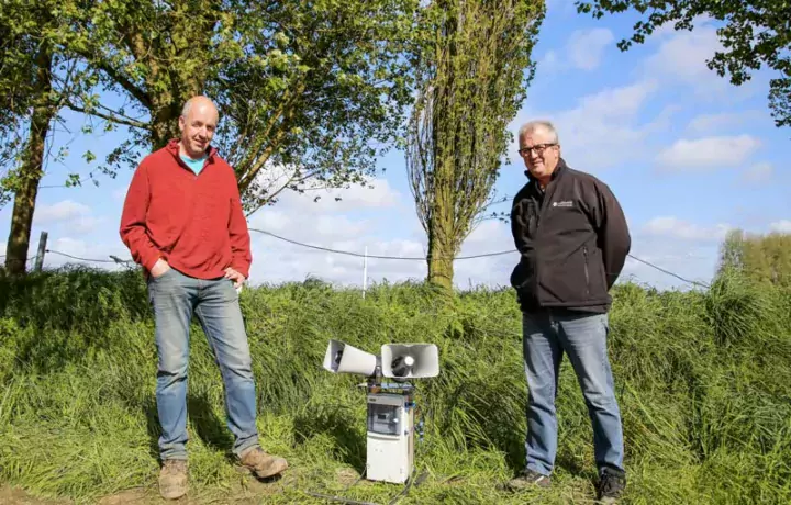 Olivier Deniel (à gauche) a demandé l’aide d’André Urien, conseiller Cultivert pour la mise en place de son effaroucheur.
