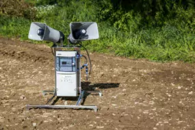 Des haut-parleurs permettent d’amplifier et de diriger le son dans la direction souhaitée.