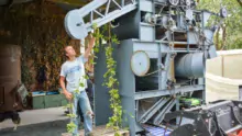 Pour séparer les cônes de houblon, des feuilles et de la liane, Romain Chemin les passent dans une trieuse.