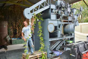 Pour séparer les cônes de houblon, des feuilles et de la liane, Romain Chemin les passent dans une trieuse.