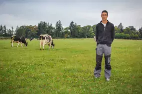 Yoann Humbert, éleveur de 30 ans, a augmenté l’autonomie du troupeau en misant entre autres sur l’intensification de l’herbe.