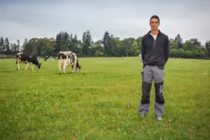 Yoann Humbert, éleveur de 30 ans, a augmenté l’autonomie du troupeau en misant entre autres sur l’intensification de l’herbe.