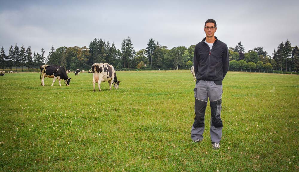 Yoann Humbert, éleveur de 30 ans, a augmenté l’autonomie du troupeau en misant entre autres sur l’intensification de l’herbe.
