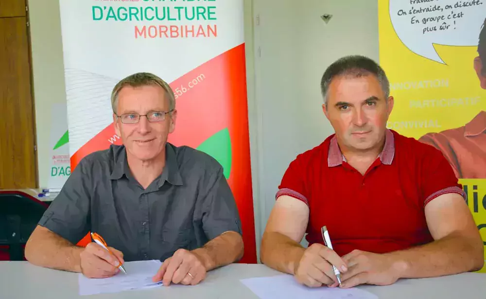 Laurent Kerlir et Jean-Michel Roger, lors de la signature de la convention de partenariat. - Illustration La Chambre soutient les Cuma