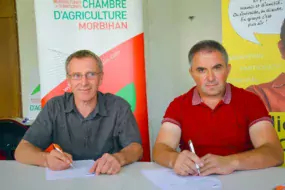 Laurent Kerlir et Jean-Michel Roger, lors de la signature de la convention de partenariat.