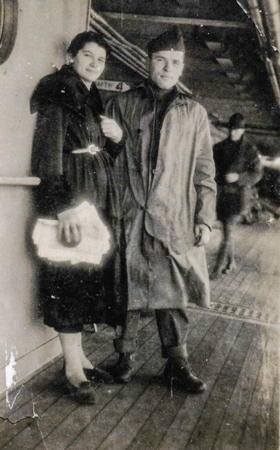 La guerre a aussi ses histoires d’amour comme celle de l’Ignacienne, Jeanne-Claudine Merrand, et l’Américain, John Lyubanovic, ici sur le bateau USS Siboney en partance pour les États-Unis en novembre 1919.