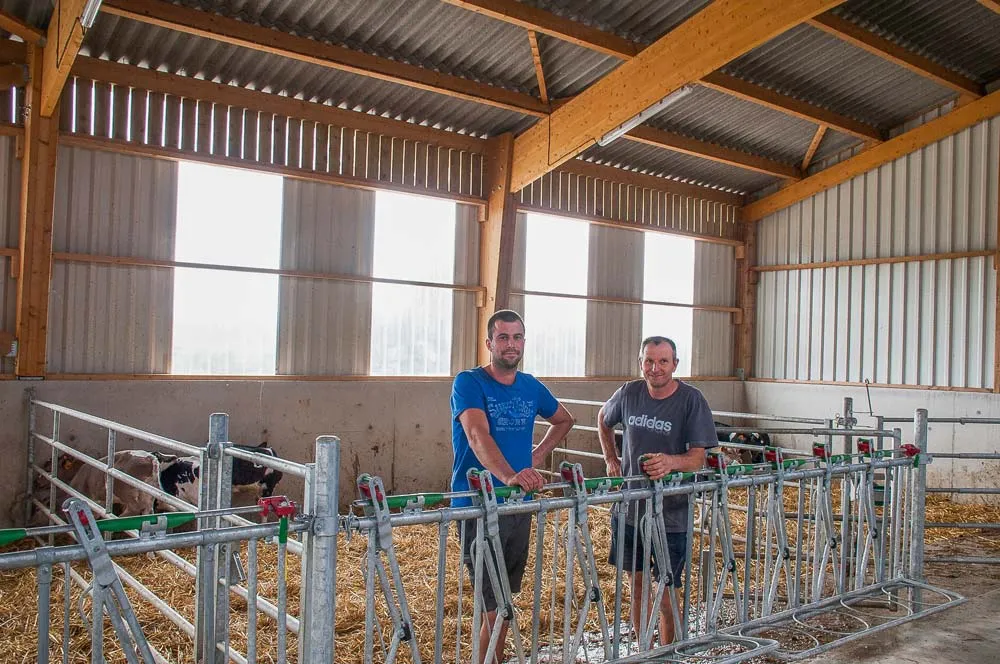 « Fini le travail à la main pour nettoyer les cases à veaux, la nouvelle nurserie est spacieuse, lumineuse et conçue pour être curée au tracteur », apprécient Alain et Vincent Boscher. - Illustration Bâtiment en élevage laitier : le confort d’abord