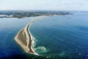 Le Sillon de Talbert est un cordon à pointe libre, ancré à la terre.