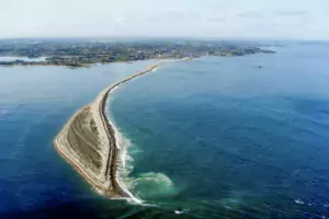 Le Sillon de Talbert est un cordon à pointe libre, ancré à la terre.