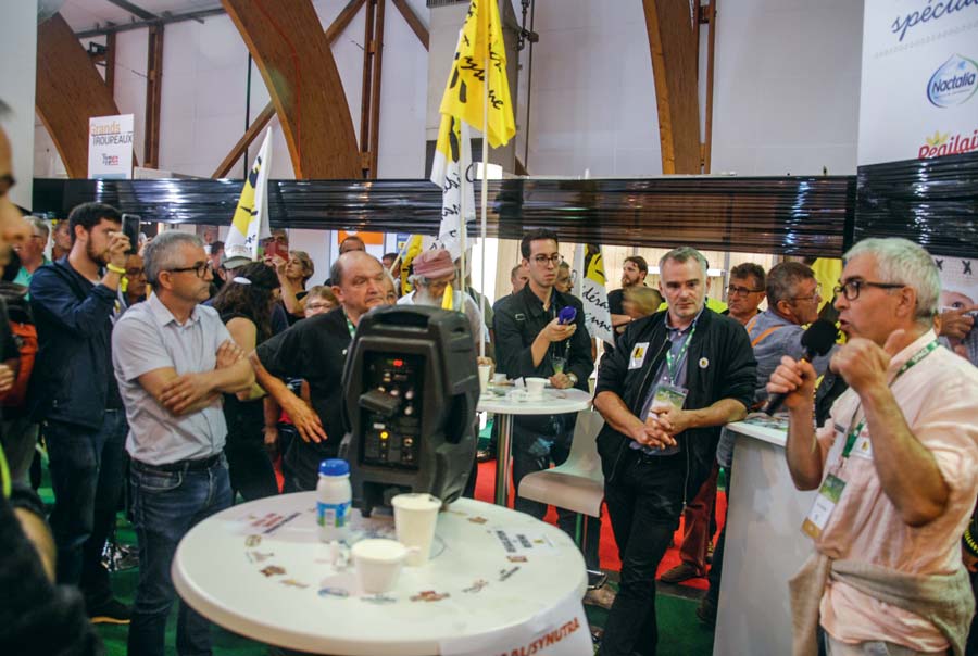 La Confédération paysanne a bâché symboliquement le stand de Sodiaal au Space pour dénoncer « l’absence d’information des adhérents par la coopérative». - Illustration “Synutra souhaite rester à Carhaix”