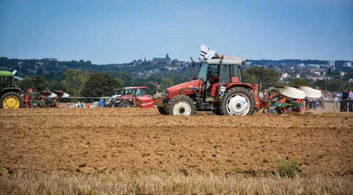 Thibault Adam a terminé 3e du concours de labour à plat national.