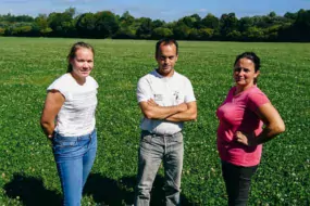 De g. à dr. : Claire, apprentie sur la ferme, Mathieu et Soizic Le Fustec, éleveurs à Plouaret (22).