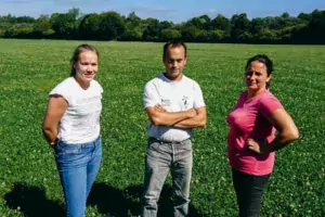 De g. à dr. : Claire, apprentie sur la ferme, Mathieu et Soizic Le Fustec, éleveurs à Plouaret (22).