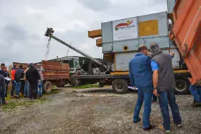 Le groupe Ceta Haute Rance a fait toaster 2,7 tonnes de graines de soja et 1,5 tonne de graines de féverole.