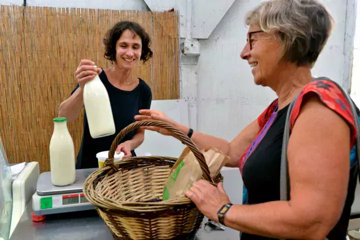 Tous les mardis, dans l’ancien poulailler du père de Benoît, un marché fermier réunit une dizaine de producteurs locaux. Isabelle y vend du lait entier et tous les produits qu’elle transforme au labo.