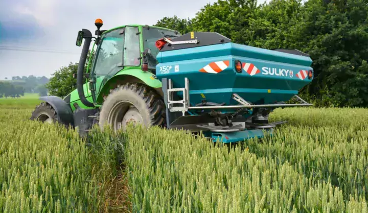 Le distributeur d’engrais Sulky X 50+ Econov module la nappe en longueur comme en largeur.