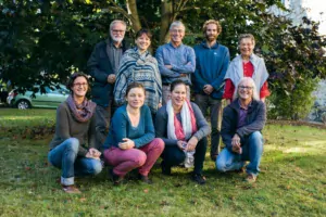 Représentant diverses organisations agricoles et solidaires, l’équipe organisatrice d’AlimenTerre prend la pose dans le jardin du Résia à Saint-Brieuc.