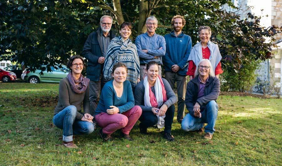 Représentant diverses organisations agricoles et solidaires, l’équipe organisatrice d’AlimenTerre prend la pose dans le jardin du Résia à Saint-Brieuc. - Illustration Huit films sur l’agriculture et la souveraineté alimentaire