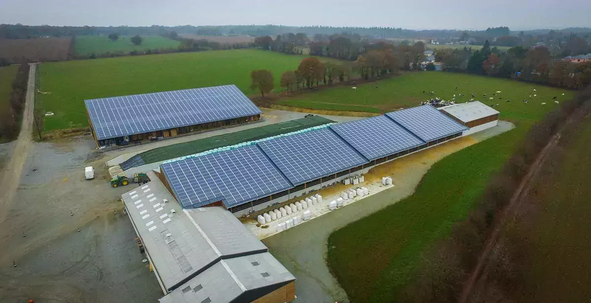 La stabulation et le hangar de stockage sont couverts de panneaux photovoltaïques - Illustration Le photovoltaïque paie la coque et le béton de la stabulation