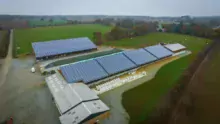 La stabulation et le hangar de stockage sont couverts de panneaux photovoltaïques