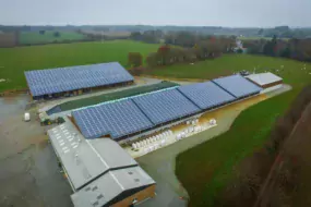 La stabulation et le hangar de stockage sont couverts de panneaux photovoltaïques