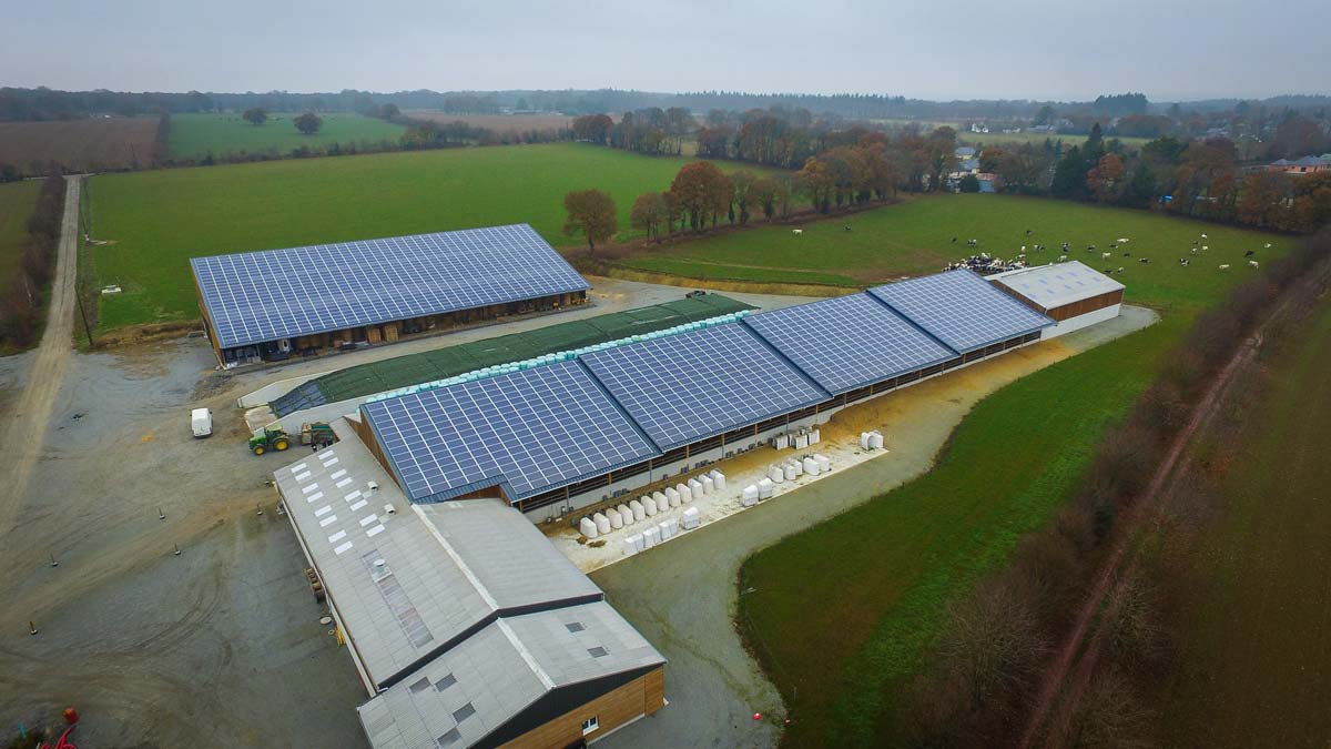 La stabulation et le hangar de stockage sont couverts de panneaux photovoltaïques - Illustration Le photovoltaïque paie la coque et le béton de la stabulation