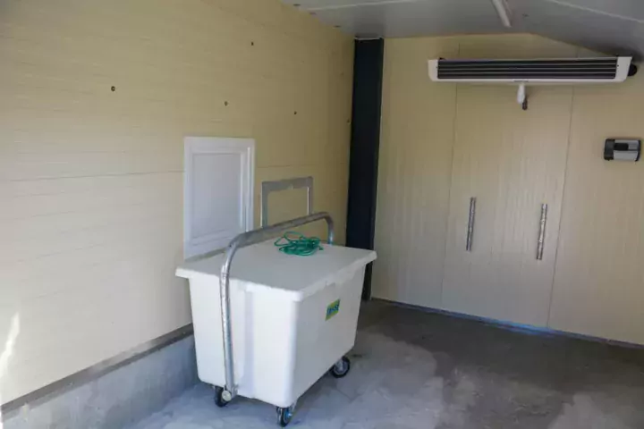 Les trappes à cadavres donnent sur un bac placé dans un local climatisé.