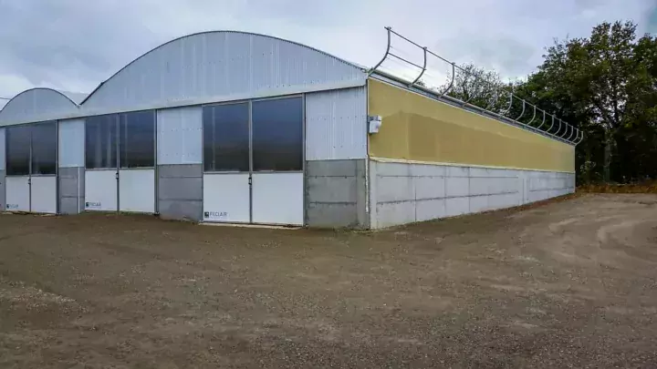 Des filets brise-vent associés à des bâches déroulantes permettent une aération optimale.