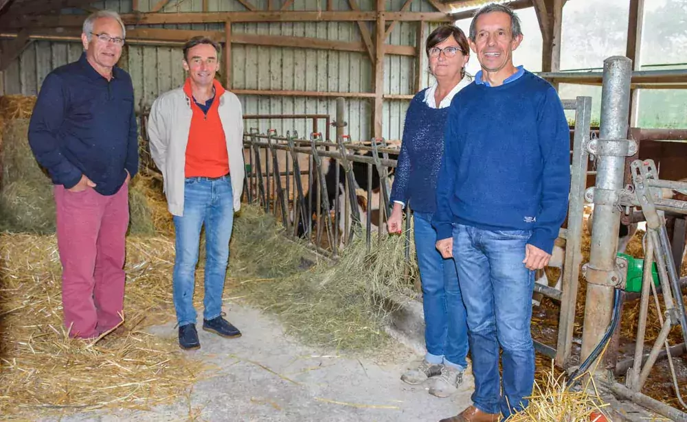 De gauche à droite : Jean-Paul Renault, Olivier Monharoul et Anne-Marie et Joël Restif. - Illustration Le para-agricole invité à échanger sur la transmission