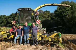 Quentin Chartier, Yannick Binard, Pascal Belot, Georges Chartier et André Soquet posent devant l’ensileuse de leur Cuma resserée.