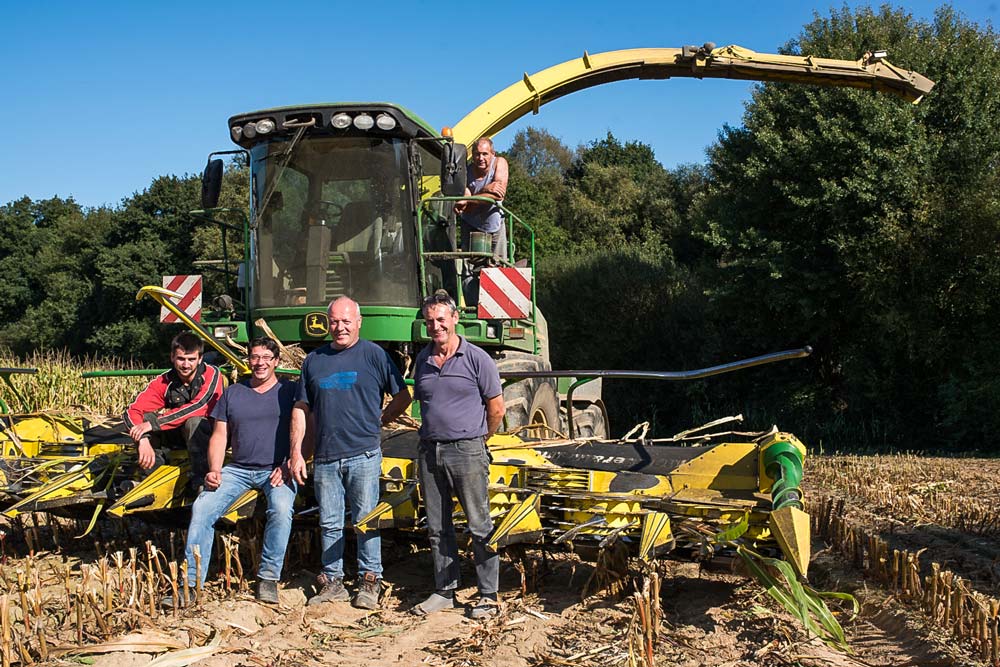 Quentin Chartier, Yannick Binard, Pascal Belot, Georges Chartier et André Soquet posent devant l’ensileuse de leur Cuma resserée. - Illustration Une ensileuse pour retrouver de la souplesse