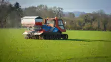 La dameuse venant des Vosges évolue maintenant dans les parcelles de céréales des Côtes d’Armor.