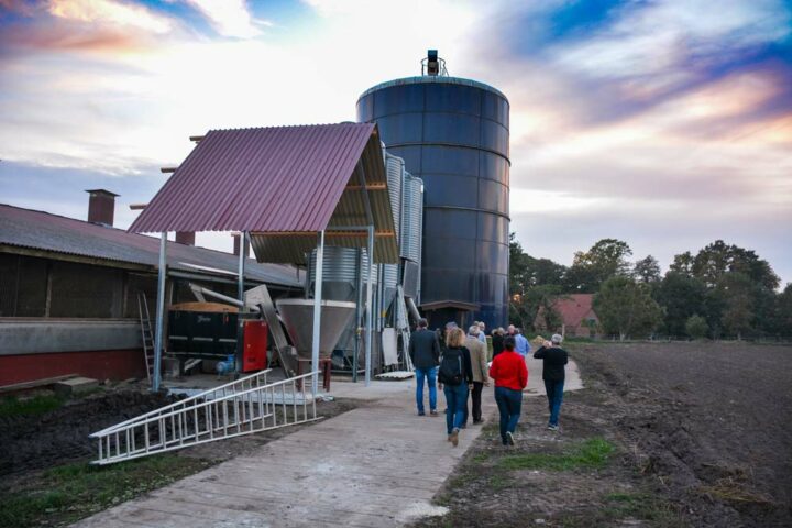 Le poulailler est équipé d’un gros silo pour stocker le maïs grain en anaérobie, de deux silos pour l’aliment du commerce, d’un silo pour le soja et d’un mélangeur à spirales pour incorporer la luzerne.