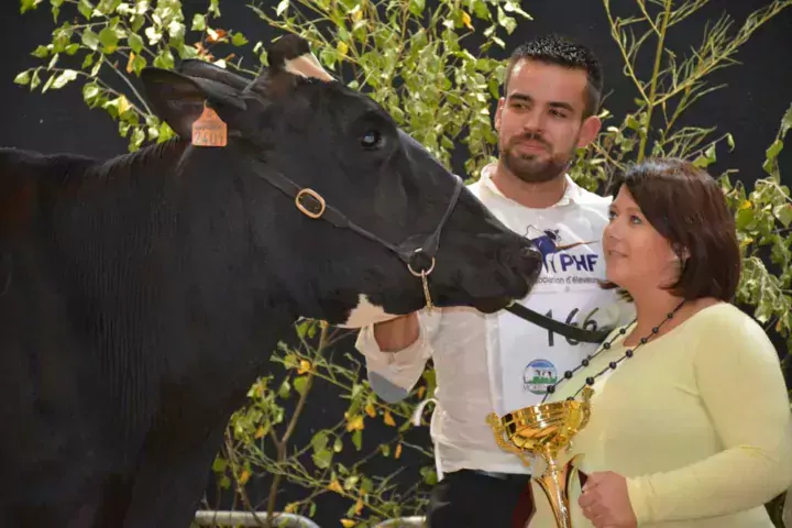 Arthur Le Blévec (associé à son père Bruno et à Michel Le Roc'h, au Gaec du Bon Vent), et sa compagne, Lauraine, présentent la Grande Championne du concours régional.