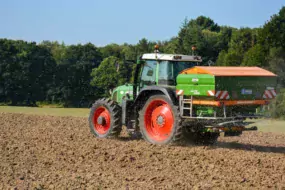 L’orientation de la nappe est corrigée en permanence en fonction des variations des conditions d’application.