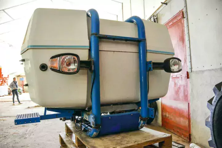 Les 1 000 L de la cuve d’eau ont une double fonction : augmenter l’autonomie au champ et lester l’ensemble.