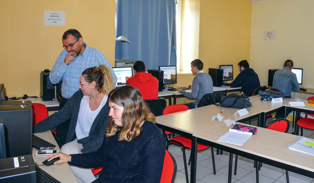 Découverte des outils d’aide à la décision des outils numériques pour communiquer à plusieurs, pour les sept stagiaires qui viennent d’intégrer la formation « @gripilot d’atelier ou d’entreprise », de 6 mois au centre de formation de Crédin (56). - Illustration « Je veux apprendre à gérer des équipes de salariés »
