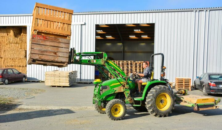 Ce tracteur de 60 ch sert tous les jours. En 4 ans, il a déjà effectué 2 000 heures. 