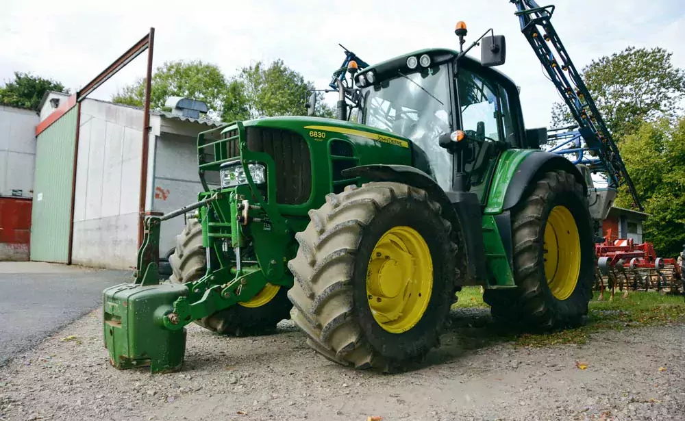 Le tracteur est pour l’instant chaussé de pneumatiques classiques. Il accueillera pour la pulvérisation une cuve avant et des roues étroites. - Illustration Un tracteur polyvalent et dédié à la pulvérisation