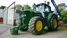 Le tracteur est pour l’instant chaussé de pneumatiques classiques. Il accueillera pour la pulvérisation une cuve avant et des roues étroites.