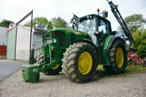 Le tracteur est pour l’instant chaussé de pneumatiques classiques. Il accueillera pour la pulvérisation une cuve avant et des roues étroites.