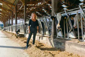 Katell Guays aime son métier, mais souffre comme beaucoup d’autres de la crise laitière qui génère « une tension financière permanente sur l’exploitation. »
