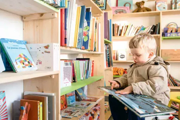 Un espace est dédié à « la mise en valeur de la créativité de la littérature jeunesse » et à l’accueil des enfants.