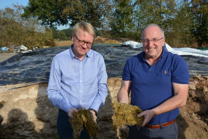 Richard Hölscher et Luc Geirnaert, de la société H+L, présentent la luzerne ensilée finement et mélangée à du maïs grain humide broyé. Elle est utilisée comme base d’alimentation pour les porcs.