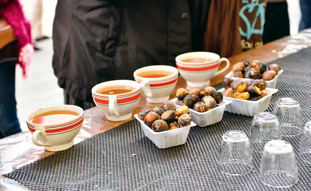 Marrons grillés et bolées de cidre à la Foire Teillouse. - Illustration Octobre, le mois du marron à Redon