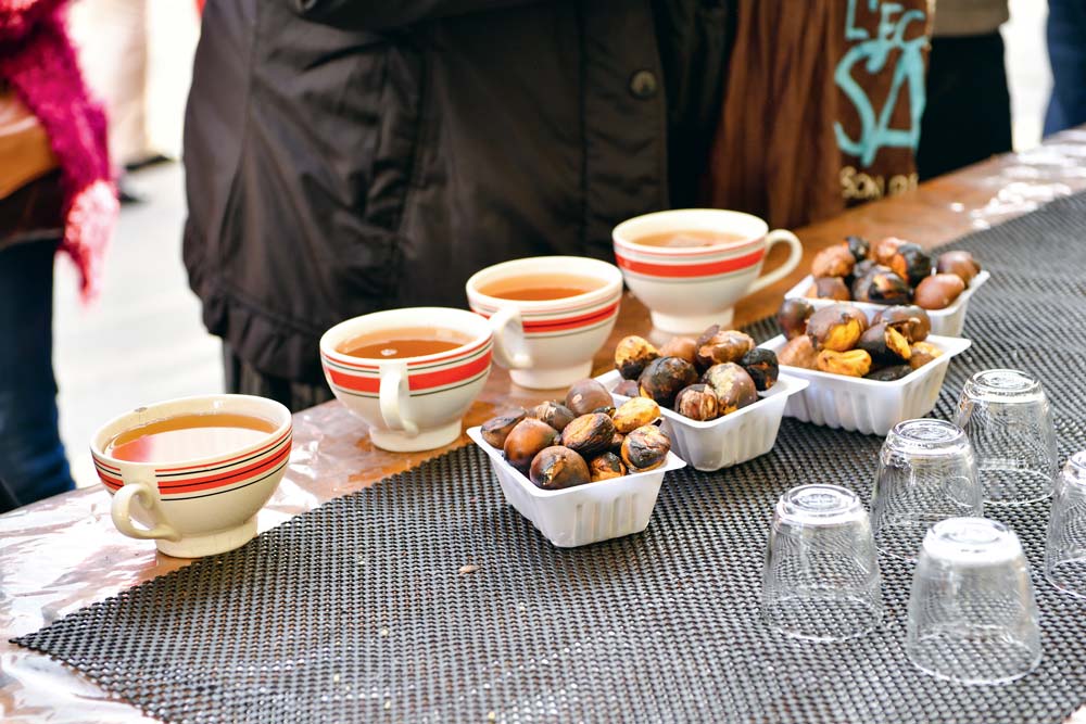 Marrons grillés et bolées de cidre à la Foire Teillouse. - Illustration Octobre, le mois du marron à Redon