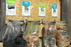Exemple d’installation à la ferme de supports de sacs avec les consignes de préparation propres à chaque type de déchets. (Crédit photo : Adivalor).