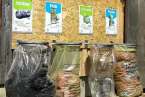 Exemple d’installation à la ferme de supports de sacs avec les consignes de préparation propres à chaque type de déchets. (Crédit photo : Adivalor).